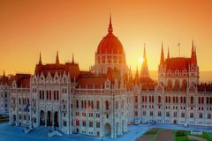 Parlement a naplementében