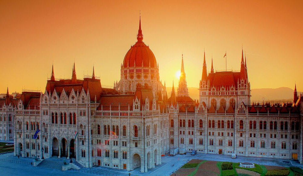 Parlament a naplementében